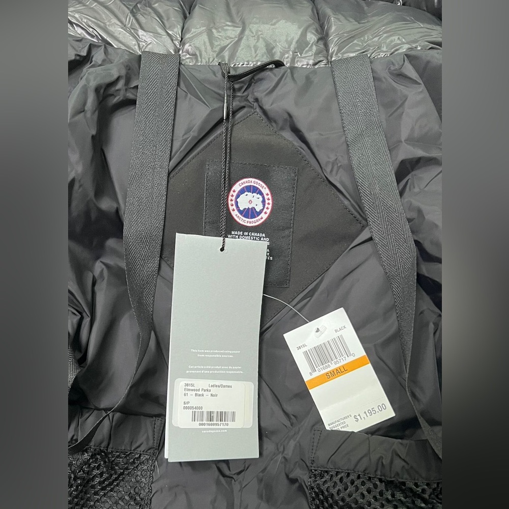 This beautiful Canada Goose Coat, size small, black color.